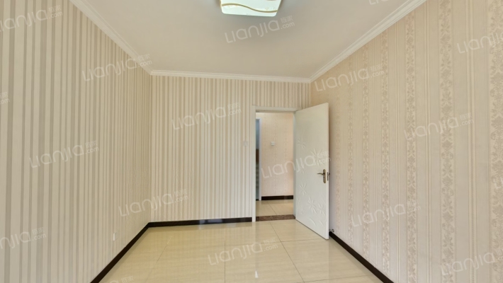 钻石广场住宅  精装空房 诚意出售  价格可谈-卧室B