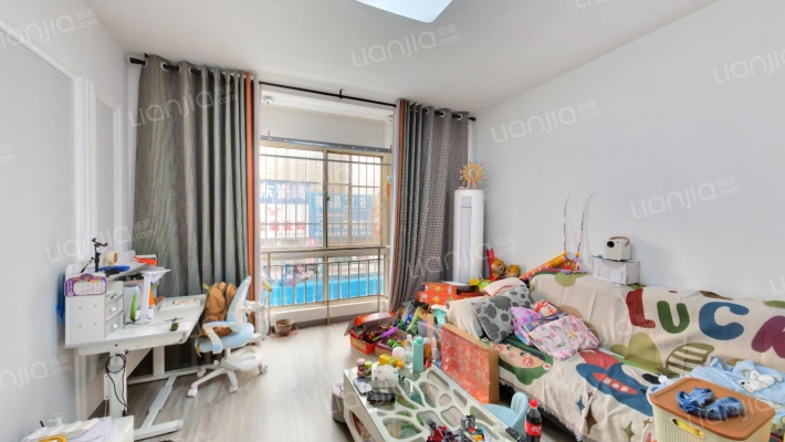 双语旁边的南北通透两居 好楼层 业主诚意出售-客厅