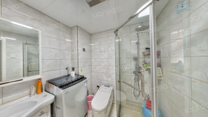 金竹花园大两居精装修      出售-卫生间