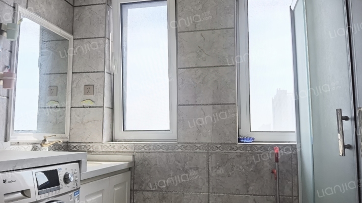 此房3+1户型 南北通透精装中高层 采光好-卫生间