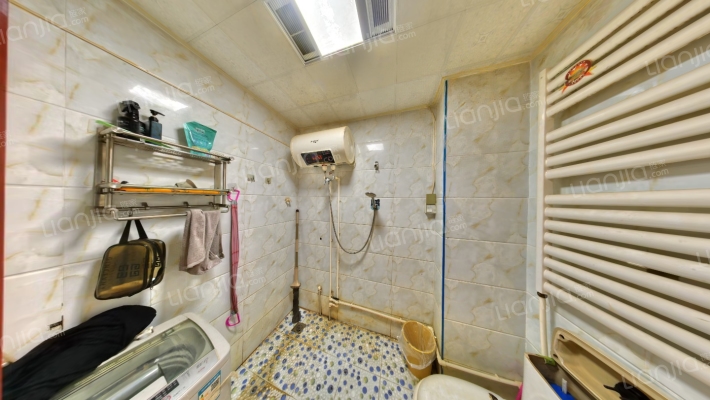 户型方正，采光充足，带装修，视野开阔-卫生间