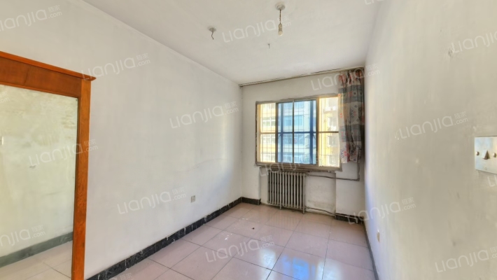 此房板楼，公摊小，低楼层上下楼方便，集中供暖-卧室B