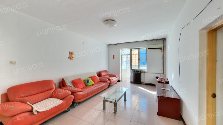 此房板楼，公摊小，低楼层上下楼方便，集中供暖-客厅