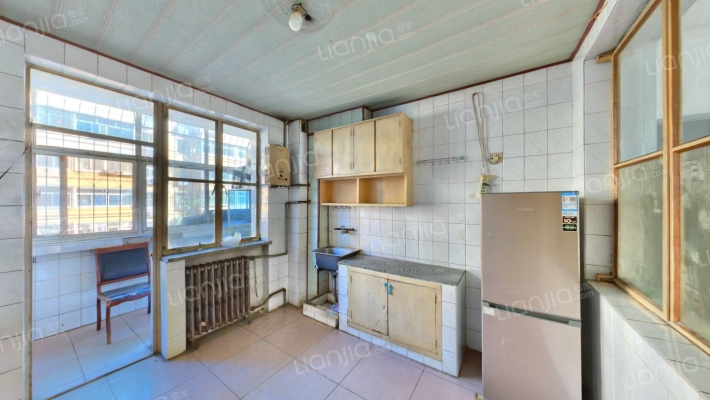 此房板楼，公摊小，低楼层上下楼方便，集中供暖-餐厅