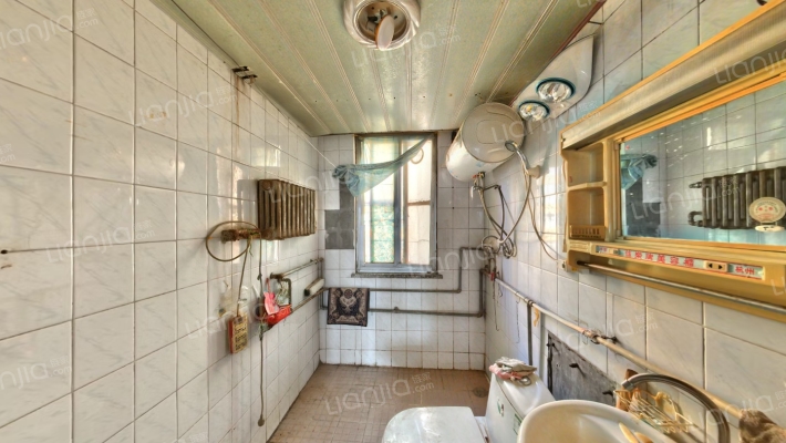 此房板楼，公摊小，低楼层上下楼方便，集中供暖-卫生间