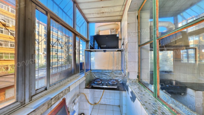 此房板楼，公摊小，低楼层上下楼方便，集中供暖-厨房