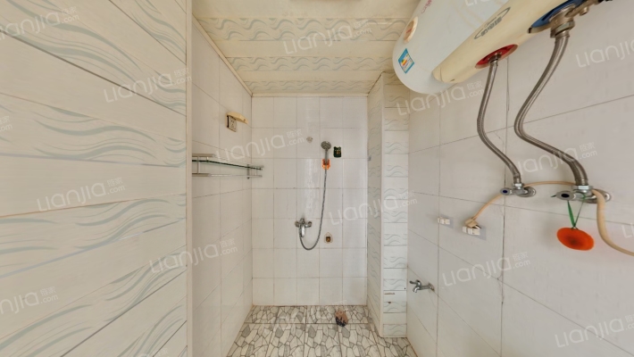 房子南北通透两居，好楼层。房本満二-卫生间