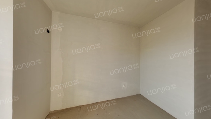 此房是边户，毛坯房，随意装修，名厨双明卫-卧室A