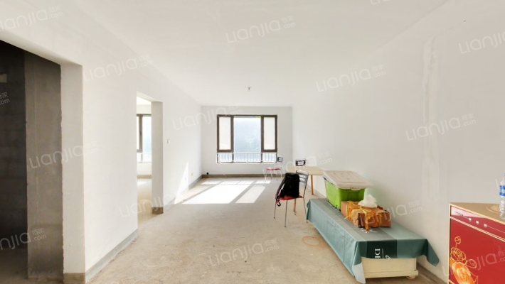 新干线经典两居急售，毛坯房随意装修-客厅