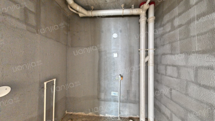 新干线经典两居急售，毛坯房随意装修-卫生间