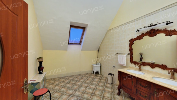 市区冠云路精装双拼别墅，拎包入住，带南向大院子。-卫生间C