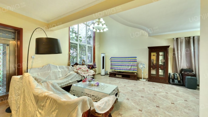 市区冠云路精装双拼别墅，拎包入住，带南向大院子。-客厅A