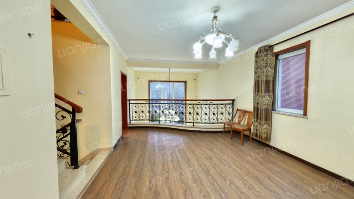 市区冠云路精装双拼别墅，拎包入住，带南向大院子。-客厅B