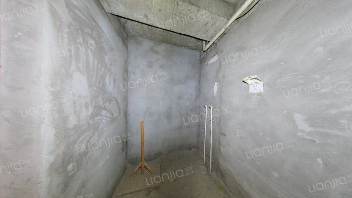 一层带院，集中供暖，南向两居室，-卫生间