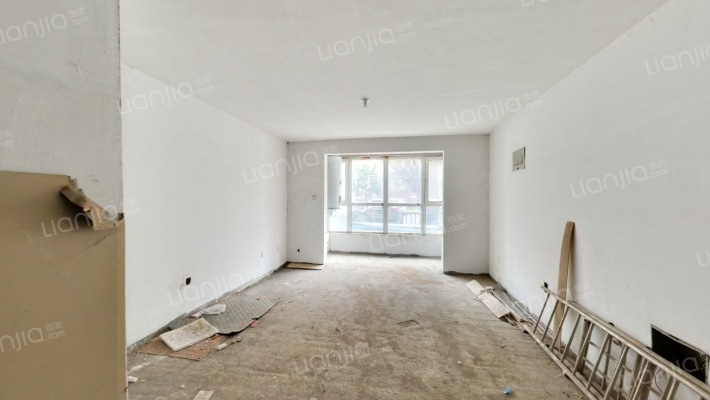 一层带院，集中供暖，南向两居室，-客厅