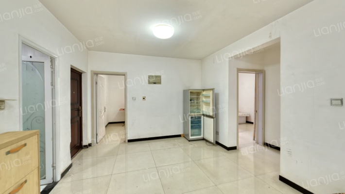 华阳路南北通透大三居，业主诚意出售-客厅