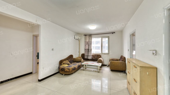 华阳路南北通透大三居，业主诚意出售-客厅