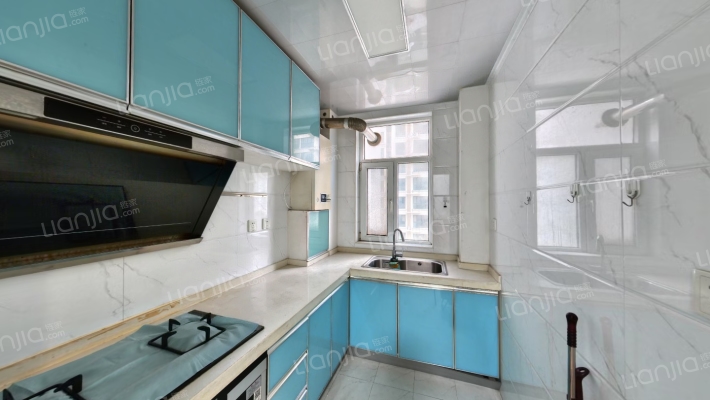 房子属于南北通透三居，精装修，楼层属于中低楼层-厨房