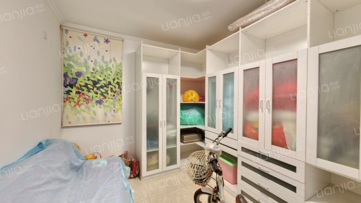 房子属于南北通透三居，精装修，楼层属于中低楼层-卧室C