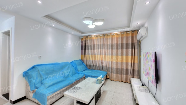 房子属于南北通透三居，精装修，楼层属于中低楼层-客厅