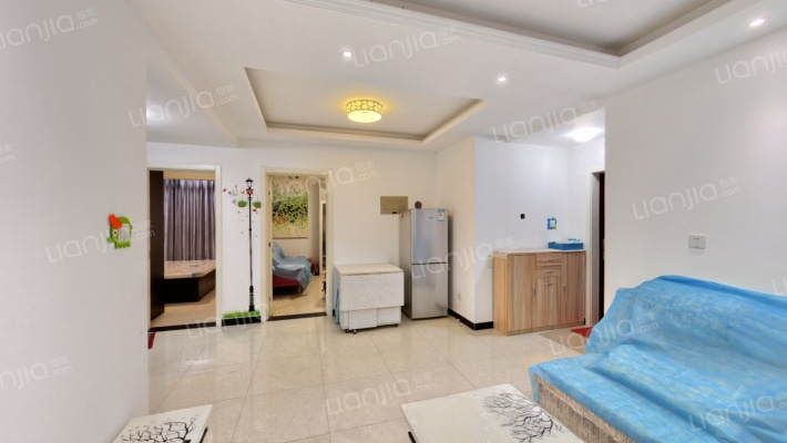 房子属于南北通透三居，精装修，楼层属于中低楼层-客厅