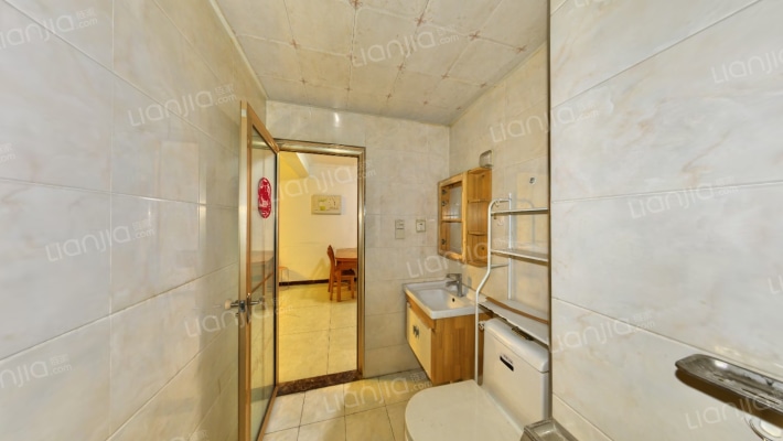 此房带装修，高楼层采光视野好，业主诚意出售-卫生间