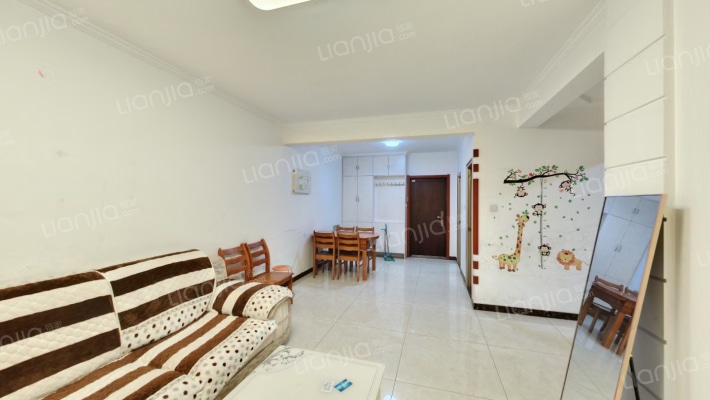 此房带装修，高楼层采光视野好，业主诚意出售-客厅