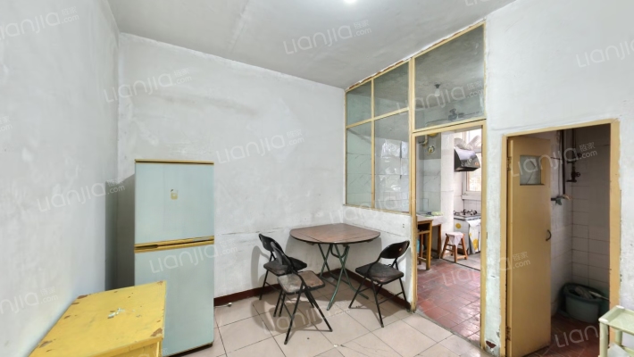 房子是满五年 楼层在中间 位置优越 南北通透-餐厅