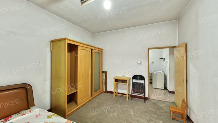 房子是满五年 楼层在中间 位置优越 南北通透-卧室A