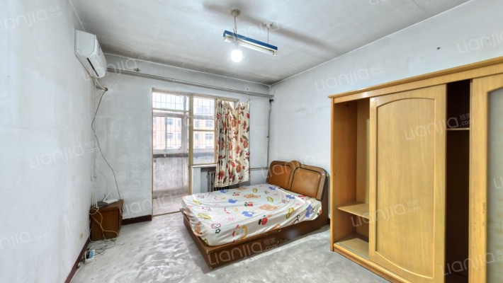 房子是满五年 楼层在中间 位置优越 南北通透-卧室A