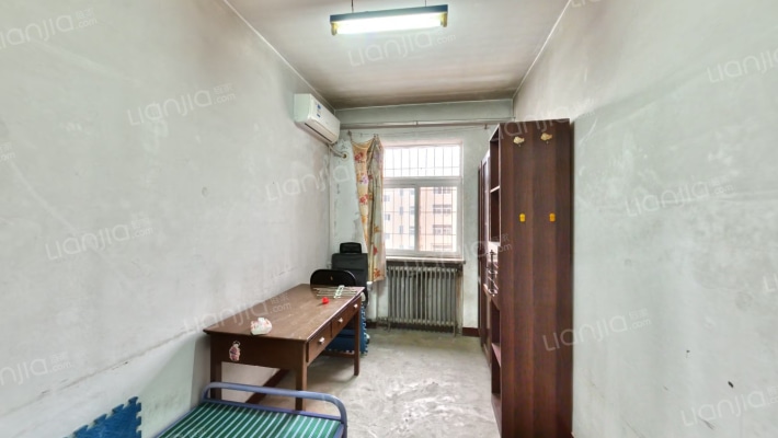 房子是满五年 楼层在中间 位置优越 南北通透-卧室C