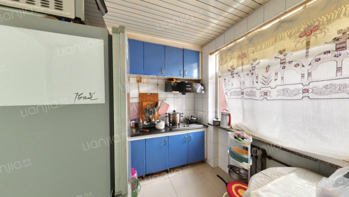 房子属于集中供暖，两居室，采光好-厨房