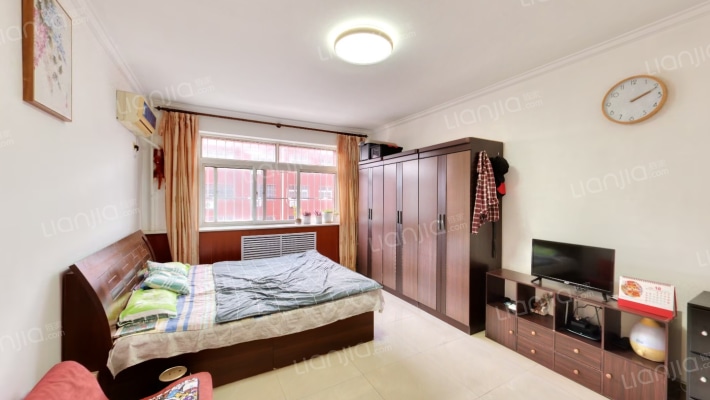 房子属于集中供暖，两居室，采光好-客厅