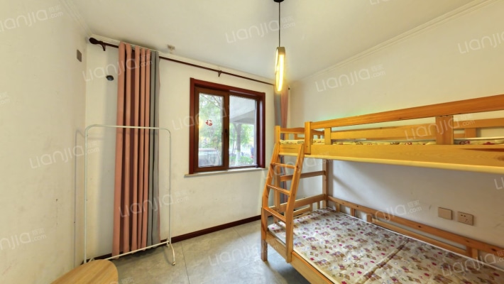 业主诚心出售，南北通透三居户型方正，全天采光。-卧室B