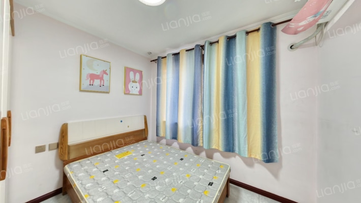 业主诚心出售，南北通透三居户型方正，全天采光。-卧室A