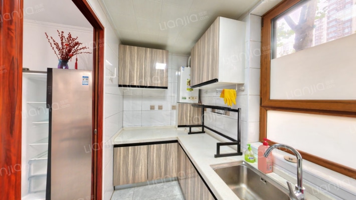 业主诚心出售，南北通透三居户型方正，全天采光。-厨房