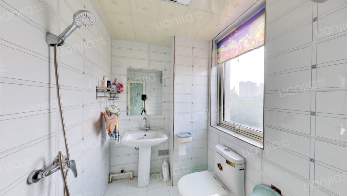 南北通透大三居室，精装修，业主自住，带转角飘窗.-卫生间