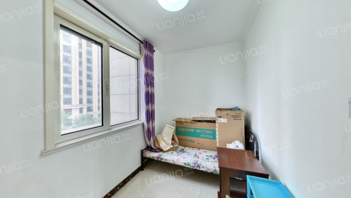 南北通透大三居室，精装修，业主自住，带转角飘窗.-卧室B