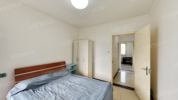 南北通透大三居室，精装修，业主自住，带转角飘窗.-卧室C