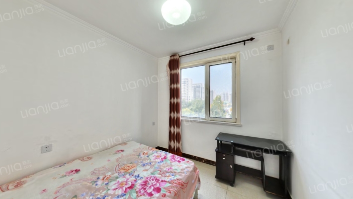 南北通透大三居室，精装修，业主自住，带转角飘窗.-卧室A