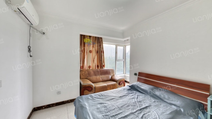 南北通透大三居室，精装修，业主自住，带转角飘窗.-卧室C