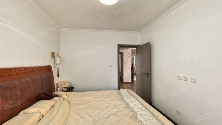 出售天伦湾小区，环境优美，南北通透三居室。-卧室A