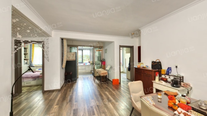 出售天伦湾小区，环境优美，南北通透三居室。-客厅