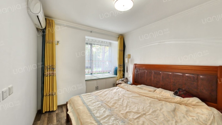 出售天伦湾小区，环境优美，南北通透三居室。-卧室A