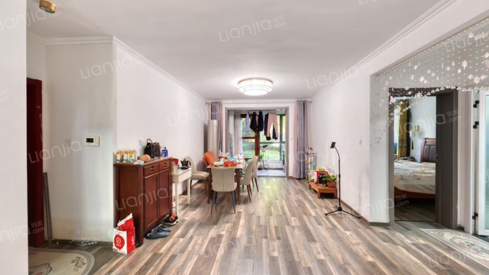 出售天伦湾小区，环境优美，南北通透三居室。-客厅