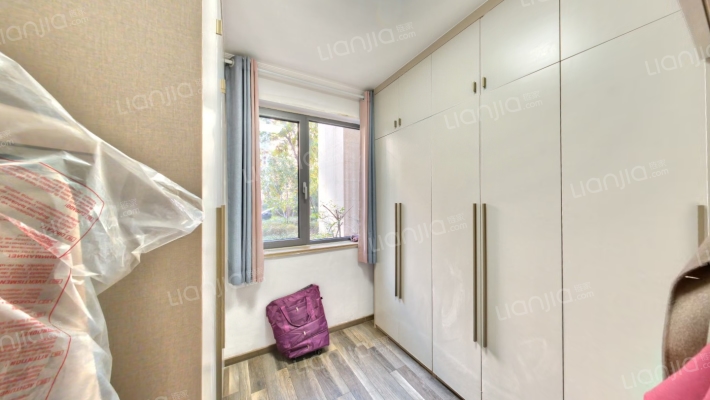 出售天伦湾小区，环境优美，南北通透三居室。-卧室C