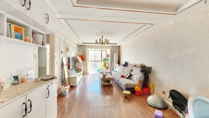 火车站 南北通透三居 有电梯 急售-客厅