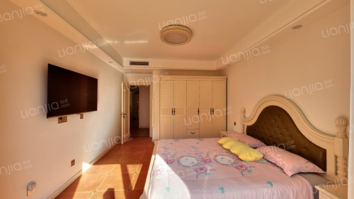 此房洋房，中间楼层，采光充足，房本满二-卧室B