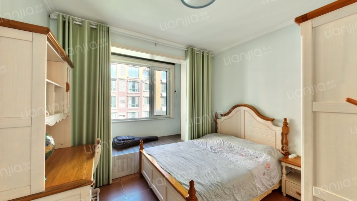 此房洋房，中间楼层，采光充足，房本满二-卧室C