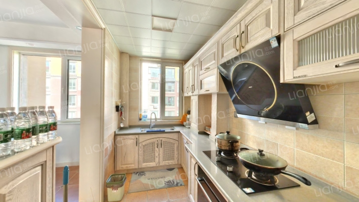 此房洋房，中间楼层，采光充足，房本满二-厨房